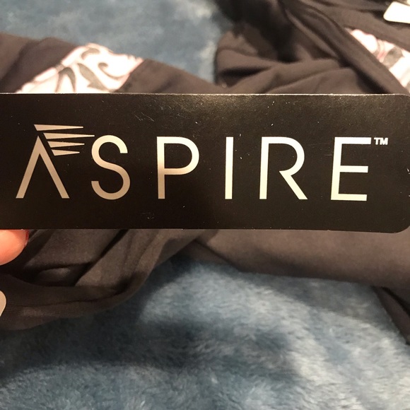 ASPIRE lot M racerback tank & 2 Capri leggings NWT - Picture 8 of 8